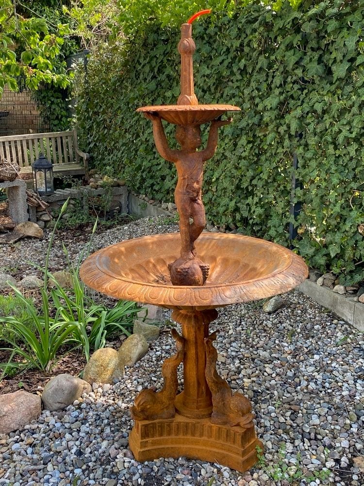 Etagenbrunnen mit drei Delfinen, Gusseisen, Ansicht 1