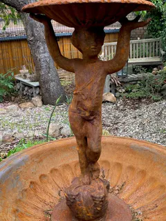 Etagenbrunnen mit drei Delfinen, Gusseisen, Ansicht 2