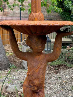 Etagenbrunnen mit drei Delfinen, Gusseisen, Ansicht 3