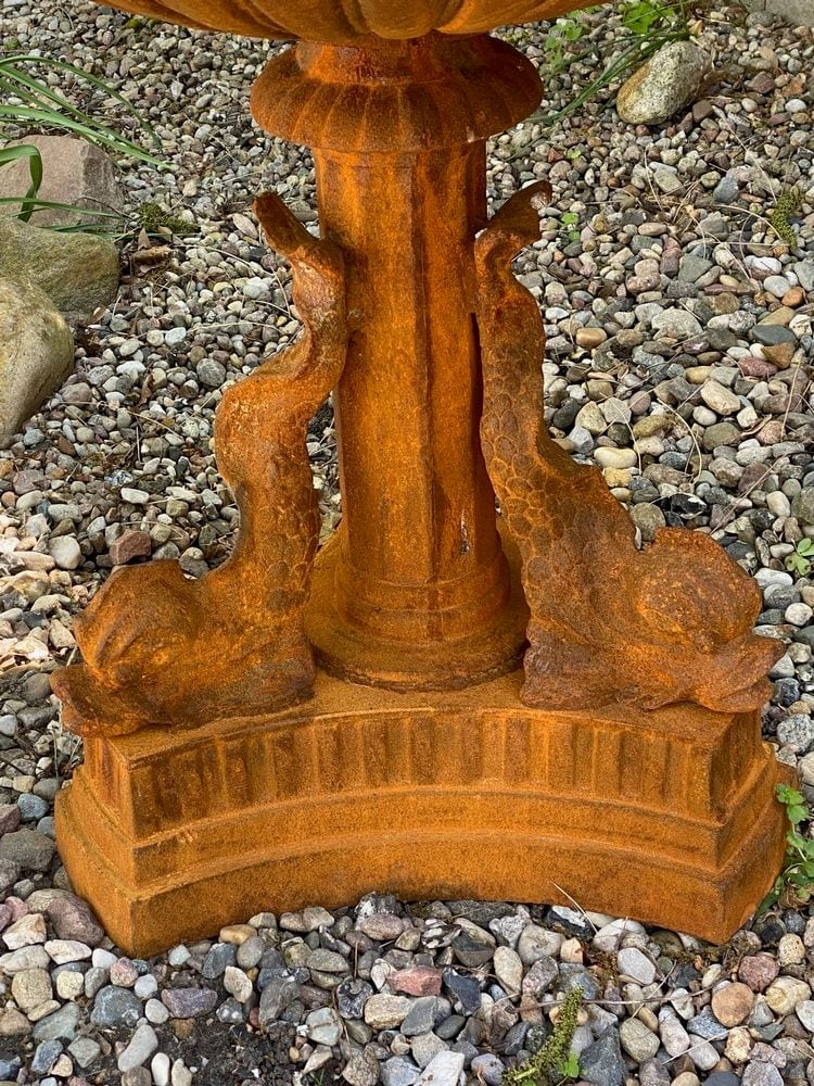 Etagenbrunnen mit drei Delfinen, Gusseisen, Ansicht 4