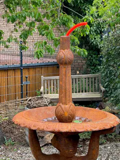 Etagenbrunnen mit drei Delfinen, Gusseisen, Ansicht 5