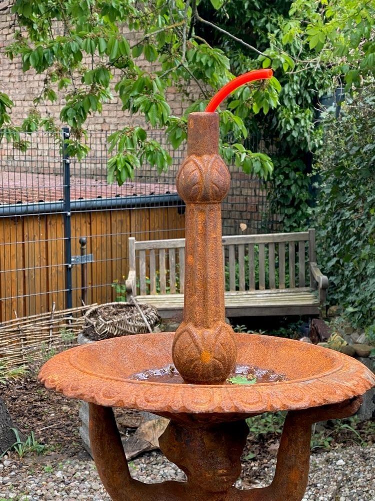 Etagenbrunnen mit drei Delfinen, Gusseisen, Ansicht 5