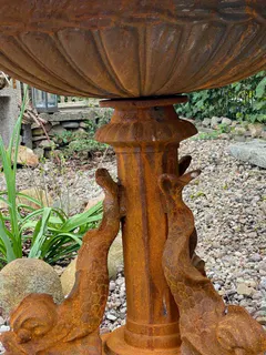 Etagenbrunnen mit drei Delfinen, Gusseisen, Ansicht 7