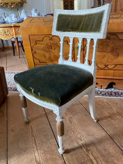 Gustavianischer Stuhl, Stockholm um 1790, alte Farbfassung, Ansicht 2