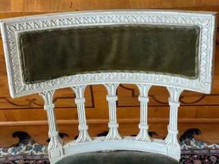 Gustavianischer Stuhl, Stockholm um 1790, alte Farbfassung, Ansicht 3