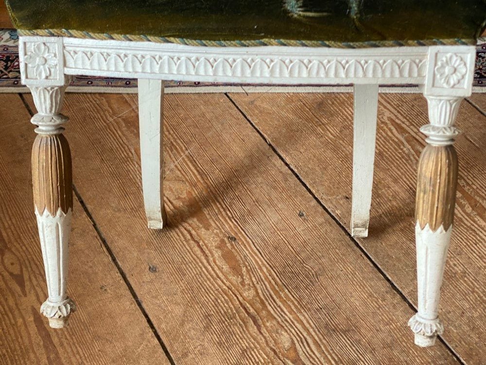 Gustavianischer Stuhl, Stockholm um 1790, alte Farbfassung, Ansicht 4