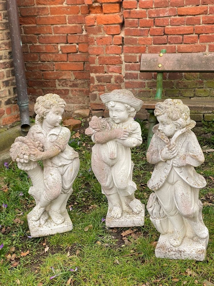 Drei Gartenfiguren, Putti als Jahreszeiten, Steinguss, Frankreich, 20. Jh., Ansicht 1