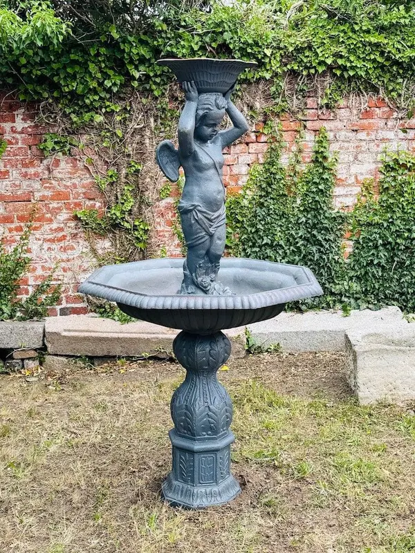Großer Etagenbrunnen mit Engelsfigur, Gusseisen