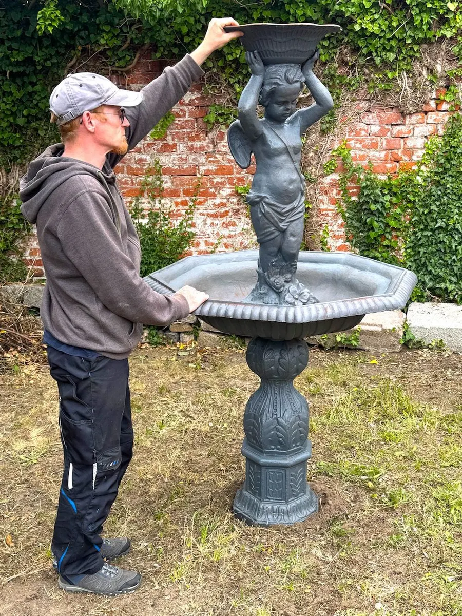 Großer Etagenbrunnen mit Engelsfigur, Gusseisen, Ansicht 2