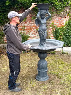 Großer Etagenbrunnen mit Engelsfigur, Gusseisen, Ansicht 2