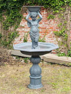 Großer Etagenbrunnen mit Engelsfigur, Gusseisen, Ansicht 3