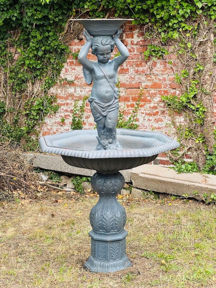 Großer Etagenbrunnen mit Engelsfigur, Gusseisen, Ansicht 3
