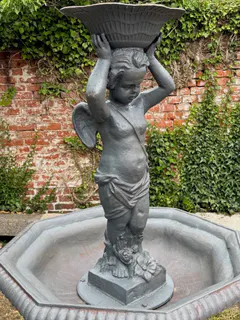 Großer Etagenbrunnen mit Engelsfigur, Gusseisen, Ansicht 4
