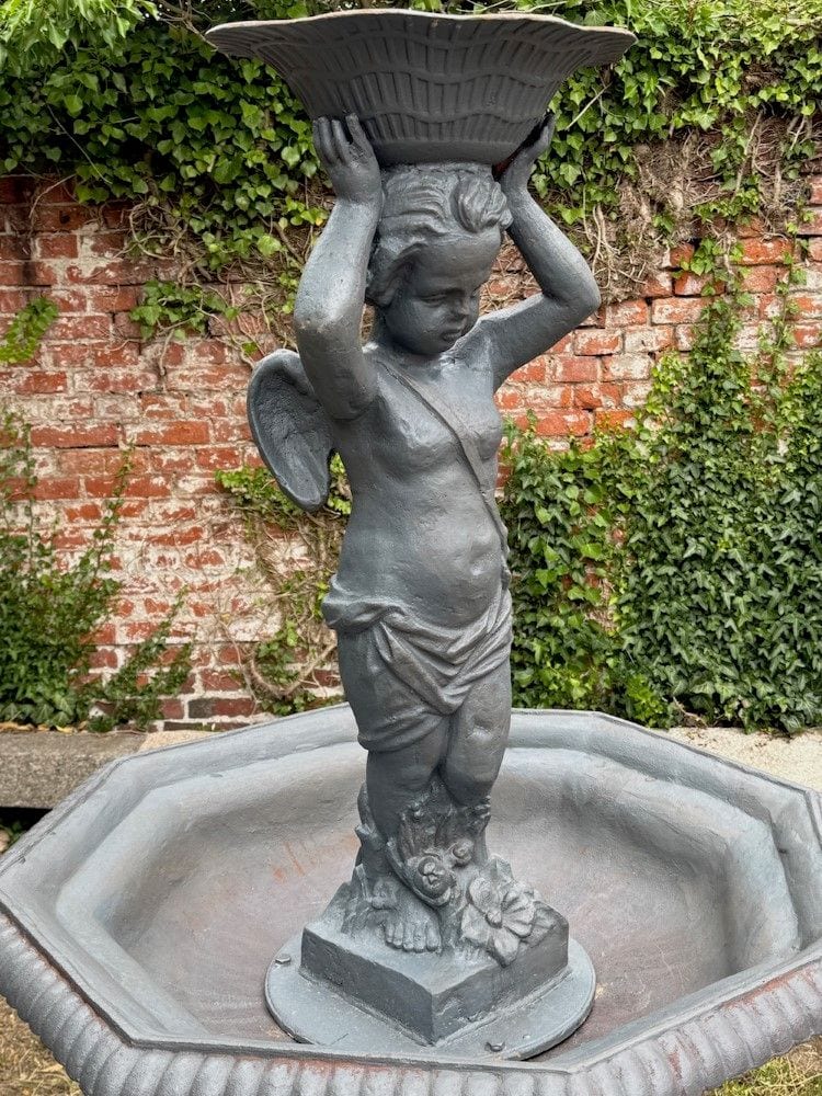 Großer Etagenbrunnen mit Engelsfigur, Gusseisen, Ansicht 4