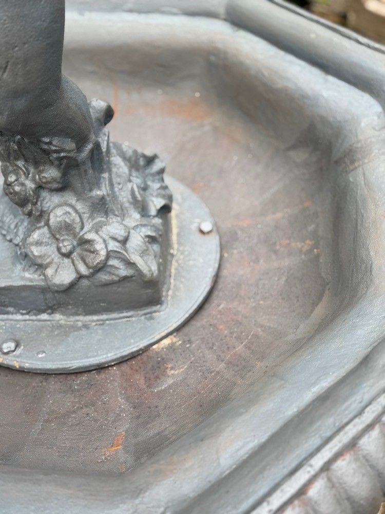 Großer Etagenbrunnen mit Engelsfigur, Gusseisen, Ansicht 5