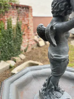 Großer Etagenbrunnen mit Engelsfigur, Gusseisen, Ansicht 7