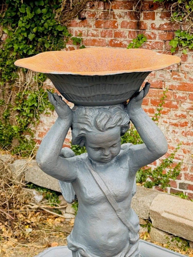Großer Etagenbrunnen mit Engelsfigur, Gusseisen, Ansicht 8