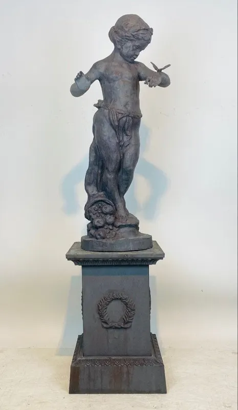 Gusseiserne Gartenfigur, Knabe mit Schmetterling, „Allegorie des Sommers“