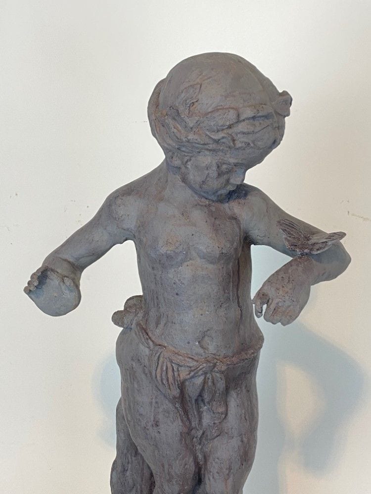 Gusseiserne Gartenfigur, Knabe mit Schmetterling, „Allegorie des Sommers“, Ansicht 2