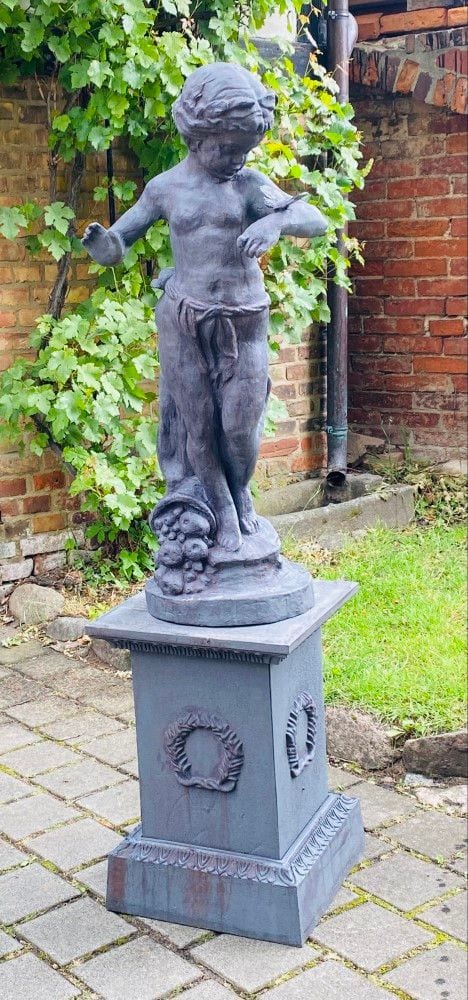 Gusseiserne Gartenfigur, Knabe mit Schmetterling, „Allegorie des Sommers“, Ansicht 3