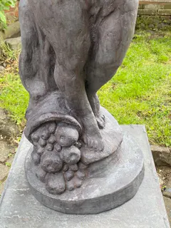 Gusseiserne Gartenfigur, Knabe mit Schmetterling, „Allegorie des Sommers“, Ansicht 4