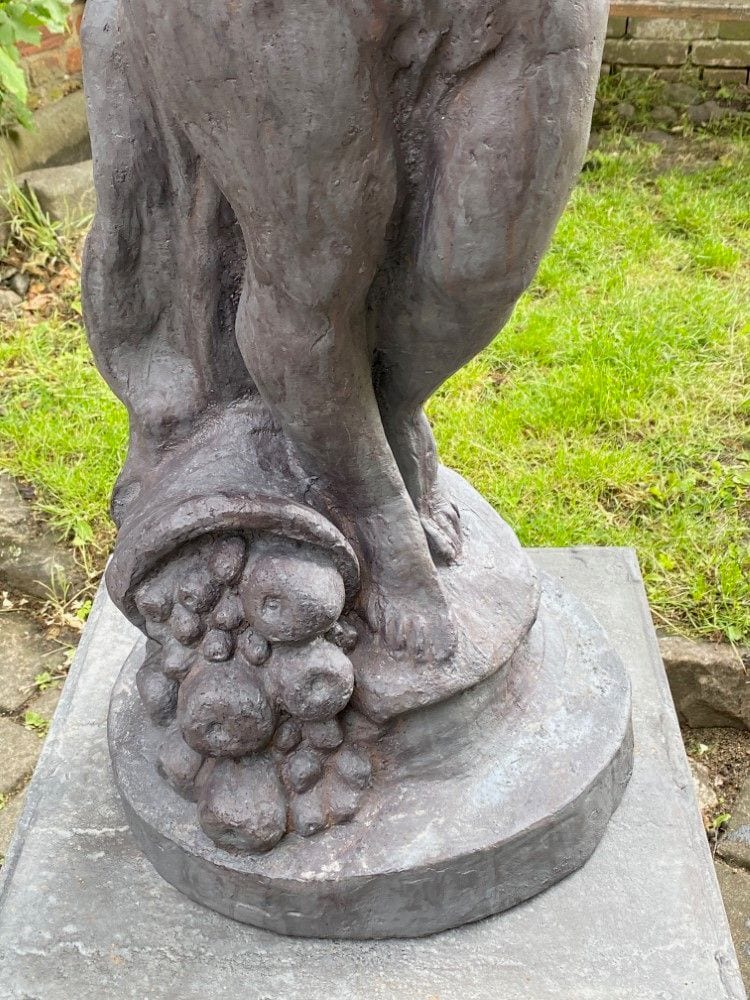 Gusseiserne Gartenfigur, Knabe mit Schmetterling, „Allegorie des Sommers“, Ansicht 4