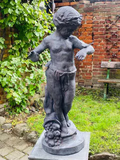 Gusseiserne Gartenfigur, Knabe mit Schmetterling, „Allegorie des Sommers“, Ansicht 5