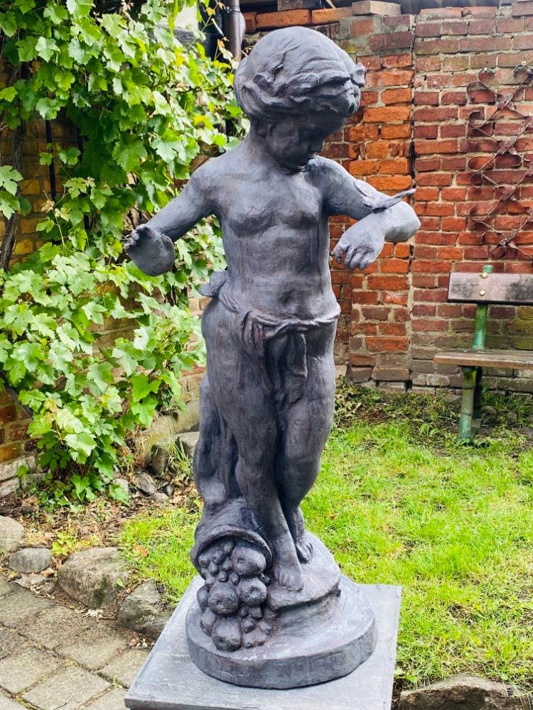 Gusseiserne Gartenfigur, Knabe mit Schmetterling, „Allegorie des Sommers“, Ansicht 5