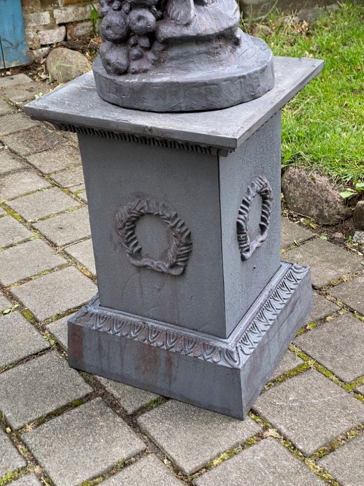 Gusseiserne Gartenfigur, Knabe mit Schmetterling, „Allegorie des Sommers“, Ansicht 6