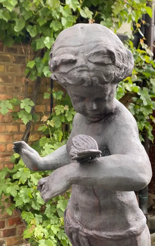 Gusseiserne Gartenfigur, Knabe mit Schmetterling, „Allegorie des Sommers“, Ansicht 7