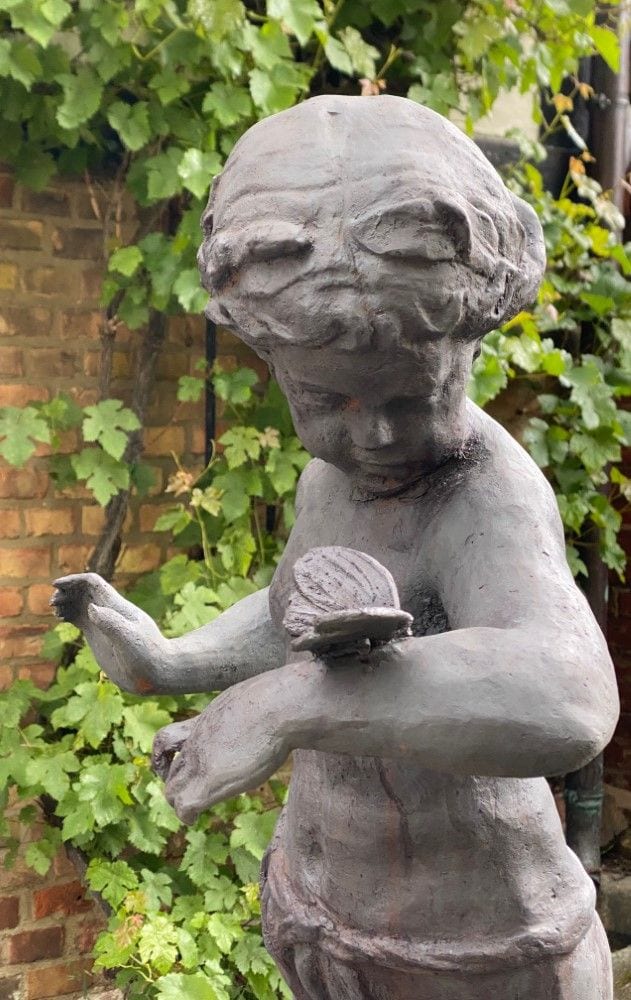 Gusseiserne Gartenfigur, Knabe mit Schmetterling, „Allegorie des Sommers“, Ansicht 7