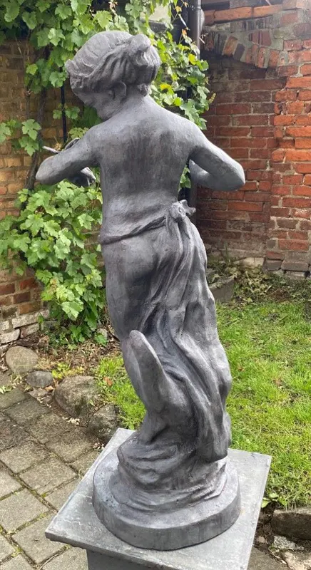 Gusseiserne Gartenfigur, Knabe mit Schmetterling, „Allegorie des Sommers“, Ansicht 8