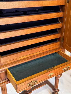 Kabinettschränkchen, Besteck- bzw. Dokumentenschrank, Eiche, Gründerzeit, Berlin um 1880, Ansicht 3