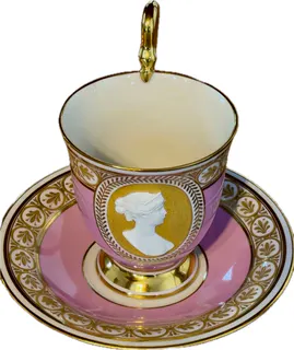 Antike Porträttasse mit Untertasse (sogenannte Königin-Luise-Tasse) der Königlichen Porzellan-Manufaktur Berlin (KPM), verziert mit einem rosa Fond und einem Reliefporträt., Ansicht 1
