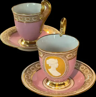 Antike Porträttasse mit Untertasse (sogenannte Königin-Luise-Tasse) der Königlichen Porzellan-Manufaktur Berlin (KPM), verziert mit einem rosa Fond und einem Reliefporträt., Ansicht 2