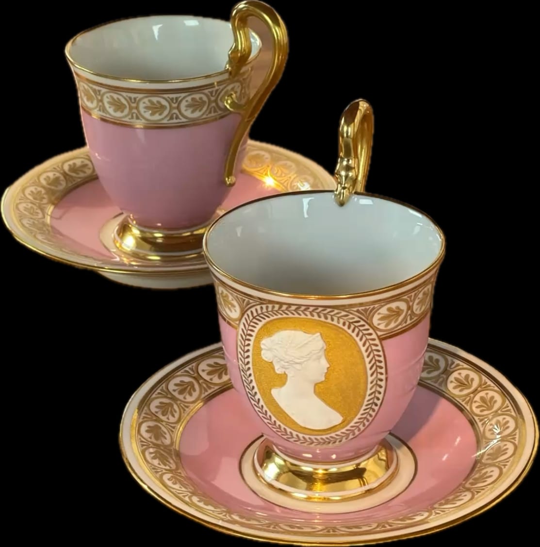 Antike Porträttasse mit Untertasse (sogenannte Königin-Luise-Tasse) der Königlichen Porzellan-Manufaktur Berlin (KPM), verziert mit einem rosa Fond und einem Reliefporträt., Ansicht 2