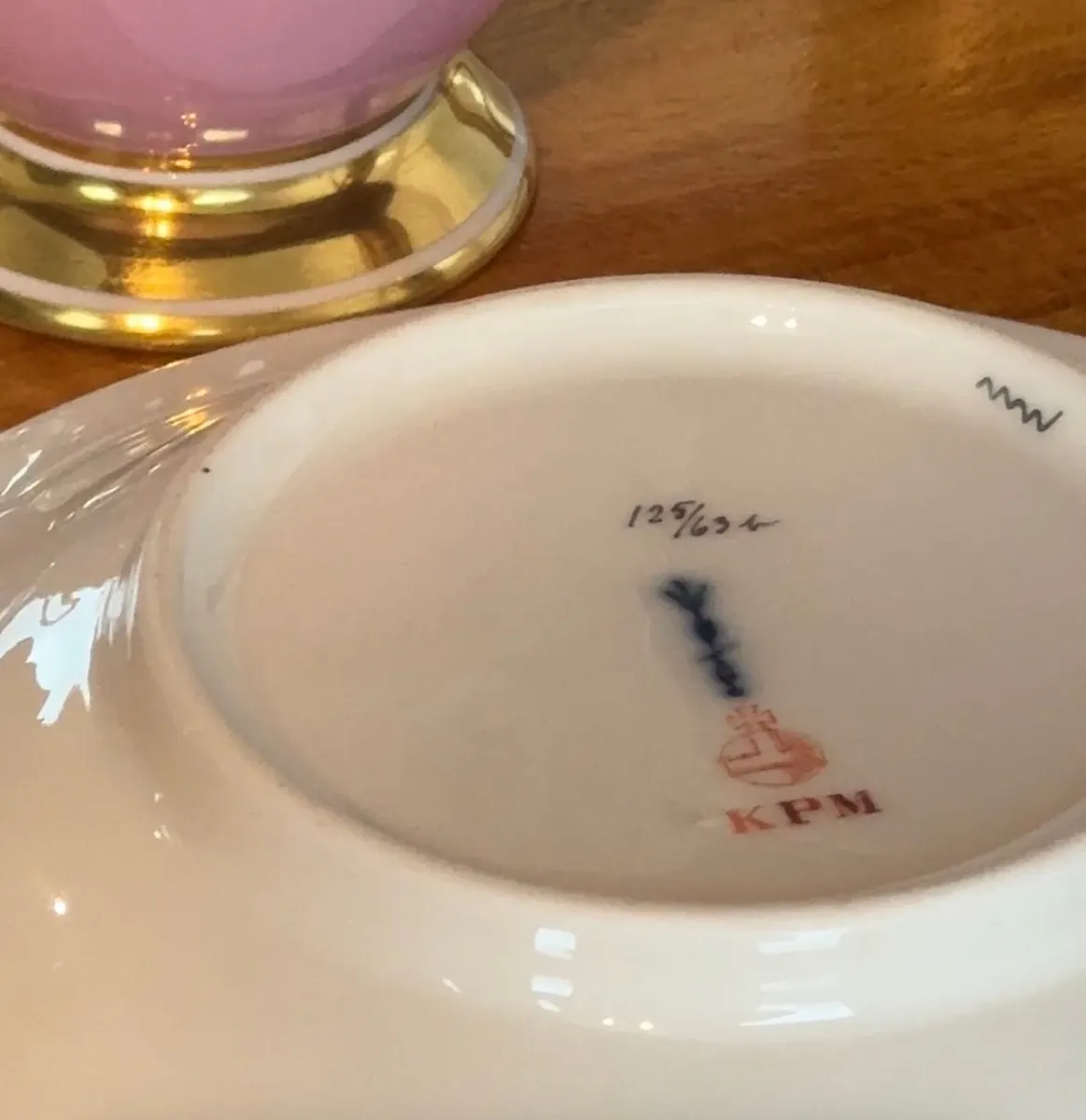 Antike Porträttasse mit Untertasse (sogenannte Königin-Luise-Tasse) der Königlichen Porzellan-Manufaktur Berlin (KPM), verziert mit einem rosa Fond und einem Reliefporträt., Ansicht 4