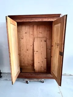 Gründerzeit-Schrank mit Wurzelnussfurnier, zweitürig, Ansicht 3