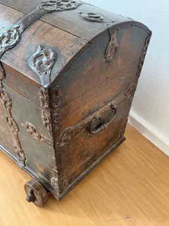 Barocke Truhe mit gemalten Allianzwappen und reichem Bandeisenbeschlag, Ansicht 3