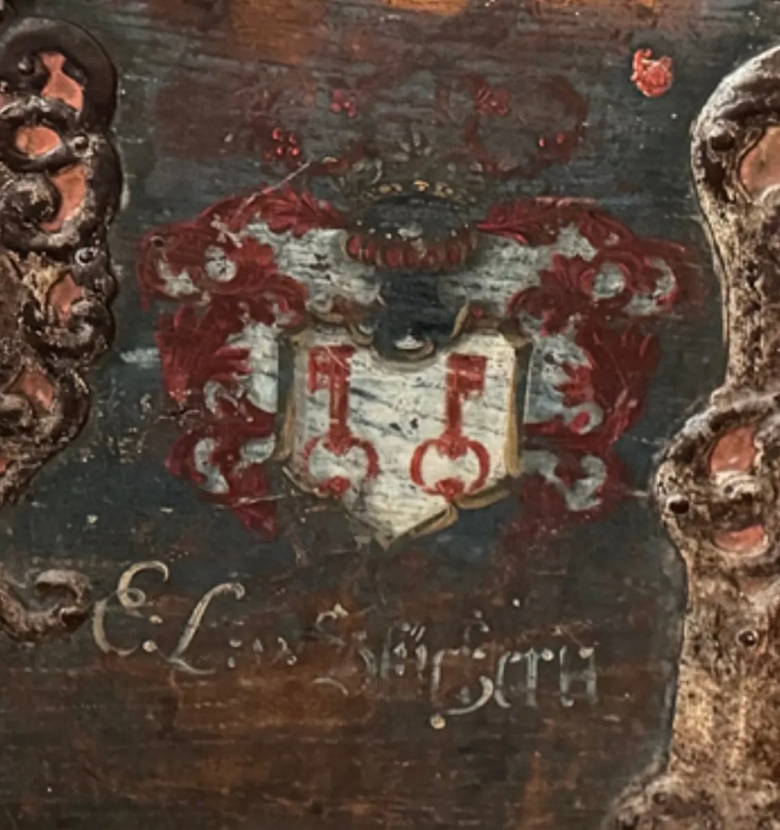 Barocke Truhe mit gemalten Allianzwappen und reichem Bandeisenbeschlag, Ansicht 4