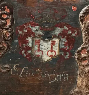 Barocke Truhe mit gemalten Allianzwappen und reichem Bandeisenbeschlag, Ansicht 4