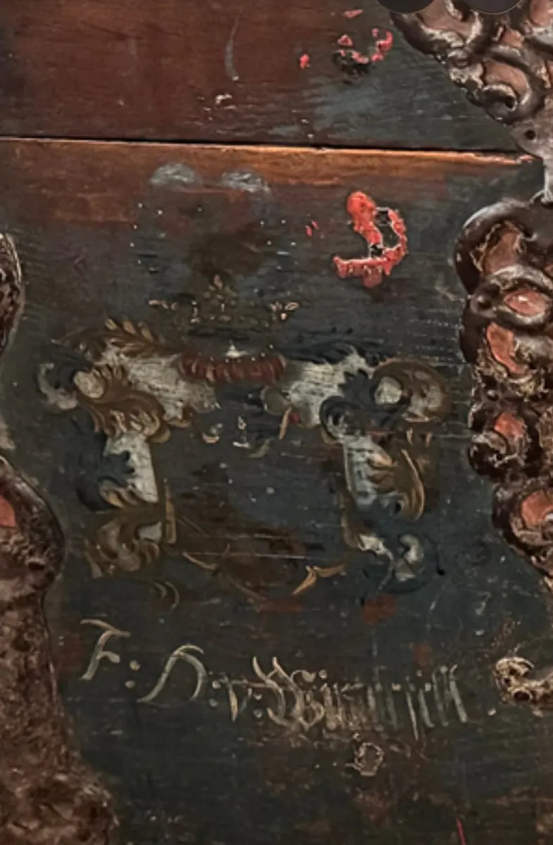 Barocke Truhe mit gemalten Allianzwappen und reichem Bandeisenbeschlag, Ansicht 5