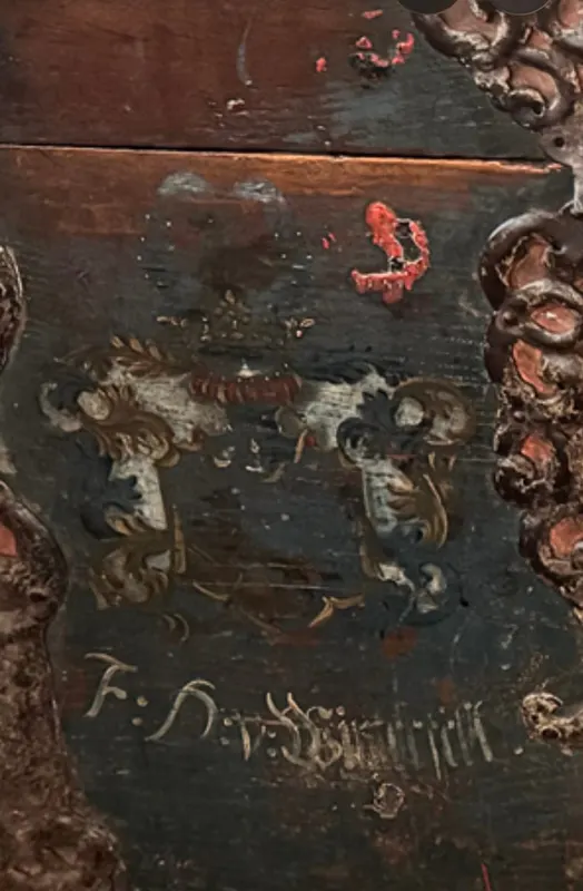 Barocke Truhe mit gemalten Allianzwappen und reichem Bandeisenbeschlag, Ansicht 5