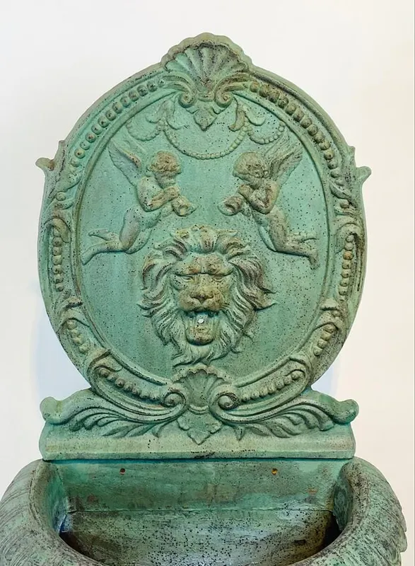 Großer Wandbrunnen in antiker Formsprache, Gusseisen, mit Löwenkopf, Ansicht 2