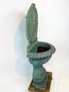 Großer Wandbrunnen in antiker Formsprache, Gusseisen, mit Löwenkopf, Ansicht 4