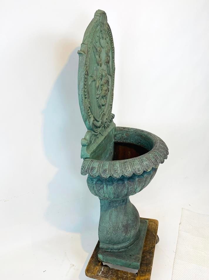Großer Wandbrunnen in antiker Formsprache, Gusseisen, mit Löwenkopf, Ansicht 4