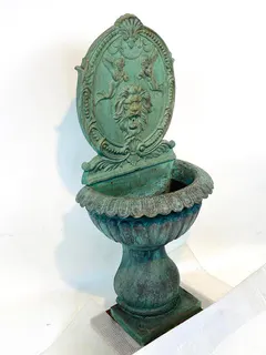 Großer Wandbrunnen in antiker Formsprache, Gusseisen, mit Löwenkopf, Ansicht 5