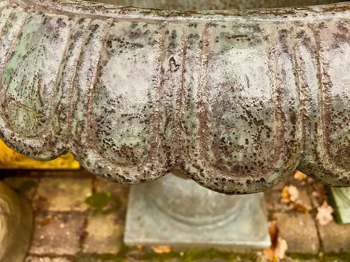 Großer Wandbrunnen in antiker Formsprache, Gusseisen, mit Löwenkopf, Ansicht 9