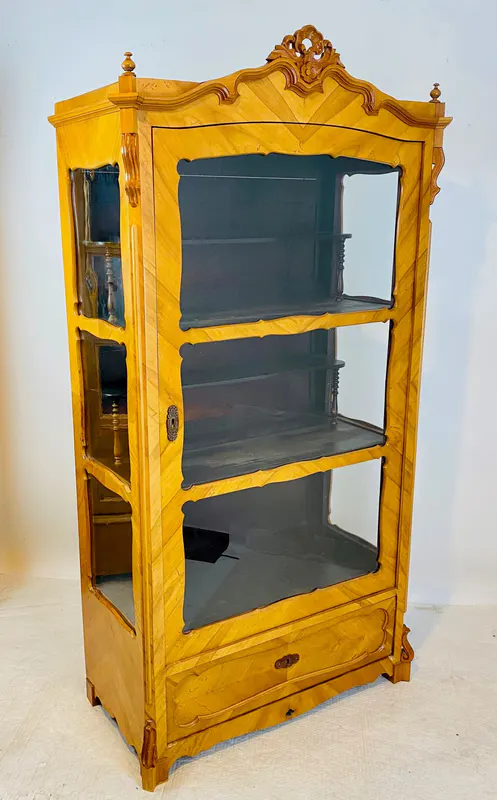 Louis-Philippe-Vitrine, dreiseitig verglast, Kirschbaum, um 1850/60