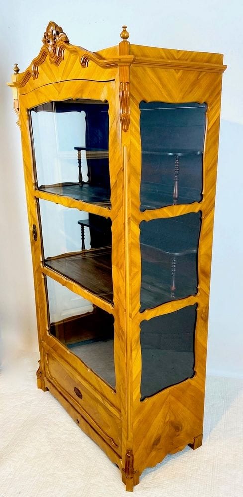 Louis-Philippe-Vitrine, dreiseitig verglast, Kirschbaum, um 1850/60, Ansicht 2